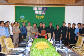 Ban Chỉ đạo 515 tỉnh Đắk Lắk và Ban Chuyên trách tỉnh Mondulkiri ký kết các nội dung tại hội đàm. (Ảnh: TTXVN phát)