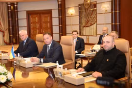 Bộ trưởng Quốc phòng Ukraine Rustem Umerov (phải, phía trước), Ngoại trưởng Andrii Sybiha (trái) tại cuộc đàm phán ở Jeddah, Saudi Arabia, ngày 11/3/2025. (Ảnh: THX/TTXVN)