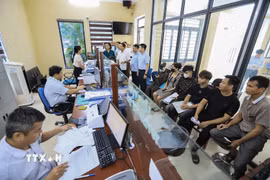 Cán bộ làm việc tại bộ phận Hành chính công xã Lạc Sơn (Phú Thọ). (Ảnh: Trọng Đạt/TTXVN)