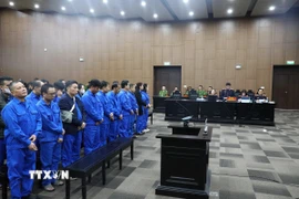 Các bị cáo nghe đại diện Viện kiểm sát đọc bản cáo trạng. (Ảnh: Quốc Lũy/TTXVN)