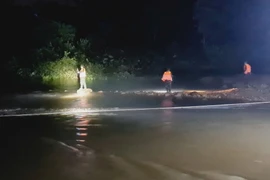 Lực lượng cứu hộ cứu nạn tìm kiếm 2 học sinh bị đuối nước tại huyện Hải Hà (Quảng Ninh). (Ảnh: TTXVN phát)