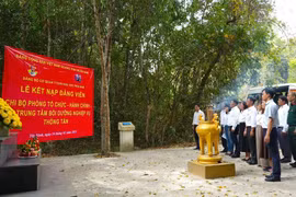 Các đại biểu tưởng niệm các thế hệ chiến sỹ Thông tấn xã Giải phóng đã hy sinh trong cuộc đấu tranh giải phóng miền Nam, thống nhất đất nước, tại Khu lưu niệm. (Ảnh: Minh Phú/TTXVN)