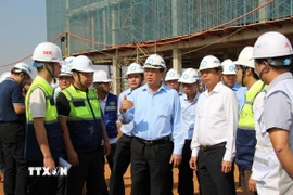 Bộ trưởng Bộ Xây dựng Trần Hồng Minh kiểm tra thực địa tại sân bay Long Thành. (Ảnh: Công Phong/TTXVN)