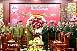 Đoàn công tác Công an các tỉnh Salavan, Khammuon và Savannakhet (Lào) sang thăm, chúc Tết cán bộ, chiến sỹ Bộ đội Biên phòng tỉnh Quảng Trị. (Nguồn: TTXVN phát)