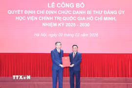 Thường trực Ban Bí thư Trần Cẩm Tú trao Quyết định chỉ định chức danh Bí thư Đảng uỷ Học viện Chính trị Quốc gia Hồ Chí Minh, nhiệm kỳ 2025-2030 cho đồng chí Đoàn Minh Huấn. (Ảnh: Phương Hoa/TTXVN)