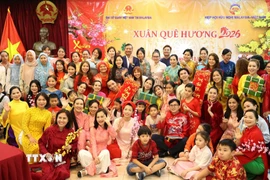 Đại sứ Đinh Ngọc Linh, Phu nhân và Chủ tịch Trần Thị Chang chụp ảnh cùng cộng đồng tại chương trình. (Ảnh: Viên Luyến/TTXVN)