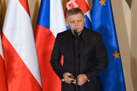 Thủ tướng Slovakia Robert Fico phát biểu trong cuộc họp báo ở Warsaw, Ba Lan. (Ảnh: PAP/TTXVN)