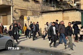 Người dân sơ tán tránh xung đột tại thành phố Aleppo, Syria, ngày 7/1/2026. (Nguồn: THX/TTXVN)
