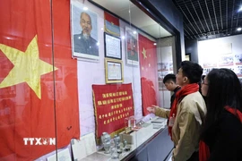 Đoàn đại biểu thanh niên 5 tỉnh, thành phố của Việt Nam tham quan Bệnh viện Nam Khê Sơn tại Quế Lâm, Quảng Tây. (Ảnh: Quang Hưng/TTXVN)