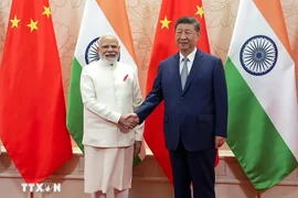 Thủ tướng Ấn Độ Narendra Modi (trái) và Chủ tịch Trung Quốc Tập Cận Bình tại cuộc gặp ở Thiên Tân, Trung Quốc ngày 31/8/2025. (Nguồn: ANI/TTXVN)