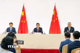 Người phát ngôn Bộ Thương mại Trung Quốc Hà Á Đông (trái). (Nguồn: THX/TTXVN)