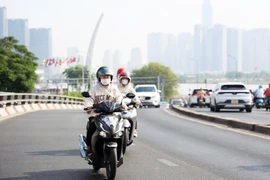 Người dân di chuyển trên một tuyến đường ở Thành phố Hồ Chí Minh. (Ảnh: Hồng Đạt/TTXVN)