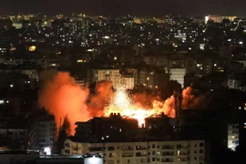 Khói lửa bốc lên sau vụ không kích của Israel tại Beirut, Liban, ngày 5/6/2025. (Ảnh: THX/TTXVN)