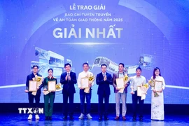 Ban tổ chức trao giải nhất cho các tác giả đoạt giải nhất. (Nguồn: TTXVN)