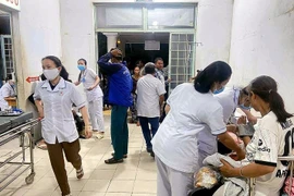 Bác sỹ đang điều trị cho bệnh nhân trong vụ ngộ độc thực phẩm tại xã Ia Hiao, tỉnh Gia Lai. (Nguồn: Báo Tuổi trẻ)