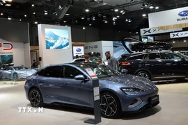 Nhà sản xuất xe Trung Quốc BYD giới thiệu nhiều mẫu xe tích hợp công nghệ cao tại một triển lãm. (Ảnh: Hương Giang/TTXVN)