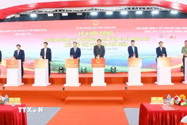 Các đại biểu thực hiện nghi thức khởi công dự án tại Hưng Yên. (Ảnh: Thế Duyệt/TTXVN)
