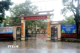 Học sinh Trường Trung học cơ sở Mỹ Duệ phải nghỉ học do mưa lớn từ ngày 30/10. (Ảnh: Công Tường/TTXVN)
