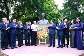 Tháng 7/2024, Thủ tướng Phạm Minh Chính và Đoàn đại biểu Việt Nam bên tượng Chủ tịch Hồ Chí Minh ở Thủ đô New Delhi. (Ảnh: Dương Giang/TTXVN)