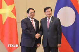 Thủ tướng Phạm Minh Chính gặp Tổng Bí thư, Chủ tịch nước Lào Thongloun Sisoulith. (Ảnh: Dương Giang/TTXVN)