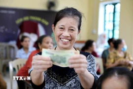 Người dân Hưng Yên phấn khởi khi nhận được quà nhân dịp kỷ niệm 80 năm Cách mạng Tháng Tám và Quốc khánh 2/9. (Ảnh: Thế Duyệt/TTXVN)