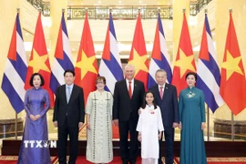 Tổng Bí thư Tô Lâm và Phu nhân, Chủ tịch nước Lương Cường và Phu nhân cùng Bí thư thứ Nhất Đảng Cộng sản Cuba, Chủ tịch nước Cuba Miguel Díaz-Canel Bermúdez và Phu nhân chụp ảnh chung. (Ảnh: Thống Nhất/TTXVN)