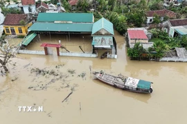 Nước sông Lam dâng cao khiến nhiều khu vực bị ngập, đường giao thông trong thôn Hồng Lam, Hà Tĩnh bị chia cắt cục bộ hồi đầu tháng 9. (Ảnh: Hữu Quyết/TTXVN)