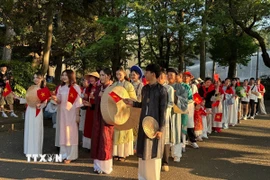 Hơn 200 người Việt và bạn bè Nhật Bản đi bộ trong trang phục áo dài truyền thống của Việt Nam. (Nguồn: TTXVN)