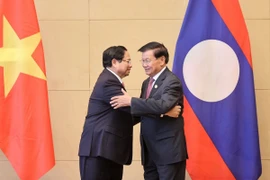 Thủ tướng Phạm Minh Chính gặp Tổng Bí thư, Chủ tịch nước Lào Thongloun Sisoulith. (Ảnh: Dương Giang/TTXVN)