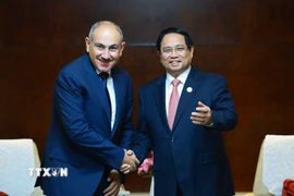 Thủ tướng Phạm Minh Chính gặp Thủ tướng Armenia Nikol Pashinyan. (Ảnh: Dương Giang/TTXVN)