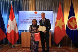 Đại sứ Phùng Thế Long và cô Ngọc Dung Moser, Tổng Thư ký Hội Người Việt Nam tại Thụy Sĩ. (Ảnh: Anh Hiển/TTXVN)