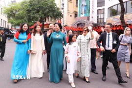 Hai Phu nhân tham quan tại phố đi bộ Hồ Hoàn Kiếm. (Ảnh: Văn Điệp/TTXVN)