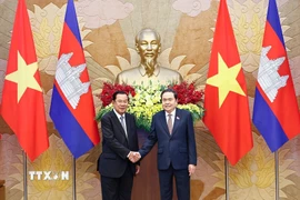 Chủ tịch Quốc hội Trần Thanh Mẫn đón Chủ tịch Đảng Nhân dân Campuchia, Chủ tịch Thượng viện Campuchia Hun Sen. (Ảnh: Doãn Tấn/TTXVN)