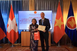 Đại sứ Phùng Thế Long và cô Ngọc Dung Moser, Tổng Thư ký Hội Người Việt Nam tại Thụy Sĩ. (Ảnh: Anh Hiển/TTXVN)
