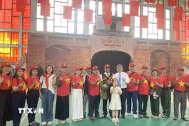 Phó Chủ tịch Ủy ban Nhân dân thành phố Hà Nội Trương Việt Dũng tặng hòa, chụp ảnh lưu niệm với đoàn đại biểu thành phố Đà Nẵng tại ga Hà Nội (Ảnh: Tuyết Mai/TTXVN)