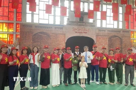 Phó Chủ tịch Ủy ban Nhân dân thành phố Hà Nội Trương Việt Dũng tặng hòa, chụp ảnh lưu niệm với đoàn đại biểu thành phố Đà Nẵng tại ga Hà Nội (Ảnh: Tuyết Mai/TTXVN)