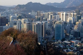 Giới phân tích nhận định việc công chúng quen theo dõi giá danh nghĩa, cùng sự tập trung vào đà tăng tại Seoul, khiến xu hướng giảm của giá nhà thực chưa được cảm nhận rõ ràng trên diện rộng. (Nguồn: AFP)