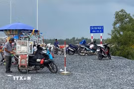 Cầu Đại Ngãi 2 khá đông người bán hàng rong, khách tham quan khi công trình chưa hoàn thành. (Nguồn: TTXVN phát)