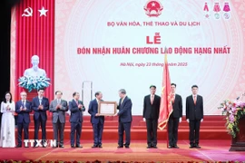 Tổng Bí thư Tô Lâm trao tặng Huân chương Lao động hạng Nhất cho Bộ Văn hóa, Thể thao và Du lịch. (Ảnh: Thống Nhất/TTXVN)