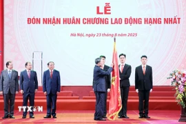 Tổng Bí thư Tô Lâm trao tặng Huân chương Lao động hạng Nhất cho ngành Văn hóa, Thể thao và Du lịch. (Ảnh: Thống Nhất/TTXVN)