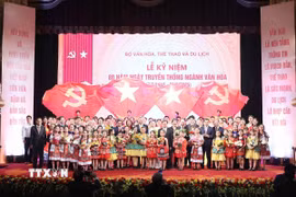 Tổng Bí thư Tô Lâm, Thủ tướng Phạm Minh Chính và các nghệ sỹ. (Ảnh: Thống Nhất/TTXVN)