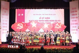 Tổng Bí thư Tô Lâm, Thủ tướng Phạm Minh Chính và các nghệ sỹ. (Ảnh: Thống Nhất/TTXVN)