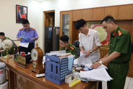 Cơ quan Cảnh sát điều tra Công an tỉnh Bắc Giang khám xét tại phòng làm việc của bị can Ngô Duy Lượng. (Nguồn: Báo Tuổi trẻ Thủ đô)