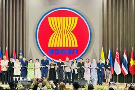 Tổng Thư ký ASEAN, Tiến sỹ Kao Kim Hourn và Đại sứ Phái đoàn thường trực các nước tại ASEAN. (Ảnh: Đỗ Quyên/TTXVN)