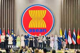 Tổng Thư ký ASEAN và Đại sứ Phái đoàn thường trực các nước tại ASEAN. (Ảnh: Đỗ Quyên/TTXVN)