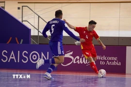 Một pha bóng trong trận ra quân gặp Kuwait của đội tuyển futsal Việt Nam. (Nguồn: TTXVN phát)
