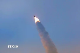 Cuộc tập trận phóng tên lửa siêu vượt âm tại Bình Nhưỡng, Triều Tiên, ngày 4/1/2026. (Nguồn: Yonhap/TTXVN)