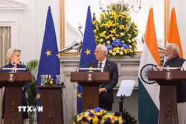 Thủ tướng Ấn Độ Narendra Modi, Chủ tịch Ủy ban châu Âu Ursula von der Leyen và Chủ tịch Hội đồng châu Âu Antonio Costa tại cuộc họp báo ở New Delhi, ngày 27/1/2026. (Nguồn: ANI/TTXVN)