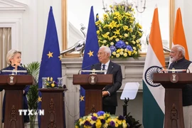 Thủ tướng Ấn Độ Narendra Modi, Chủ tịch Ủy ban châu Âu Ursula von der Leyen và Chủ tịch Hội đồng châu Âu Antonio Costa tại cuộc họp báo ở New Delhi, ngày 27/1/2026. (Nguồn: ANI/TTXVN)
