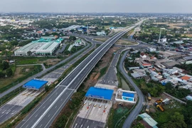 Đoạn hơn 18 km thông xe kỹ thuật sáng 19/4 sẽ đồng bộ với đoạn từ nút giao TP. Hồ Chí Minh - Trung Lương (Km0+600) đến nút giao Quốc lộ 1A (Km3+420), nâng tổng số km đường cao tốc Bến Lức - Long Thành đưa vào khai thác lên gần 30 km. (Ảnh: Hoàng Hiếu/TTXVN)